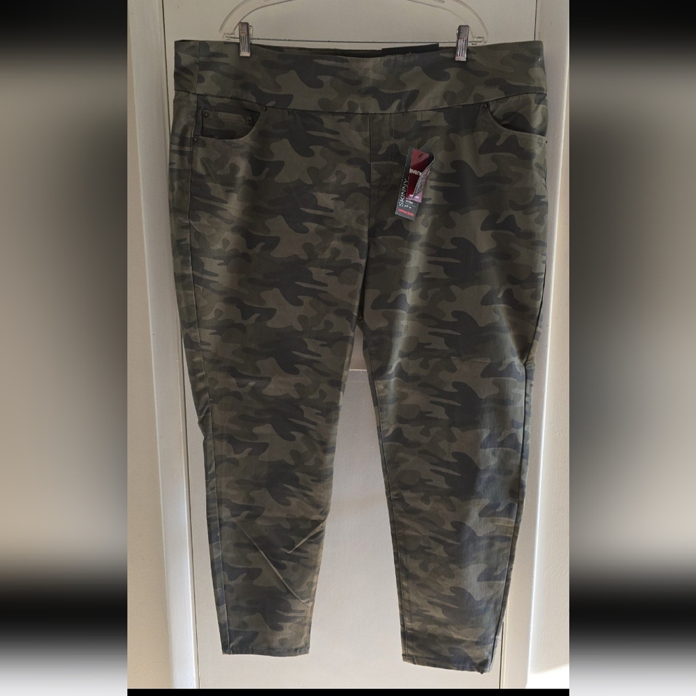 Avenue ladies plus size 26/28 pull on camo stretch jeans